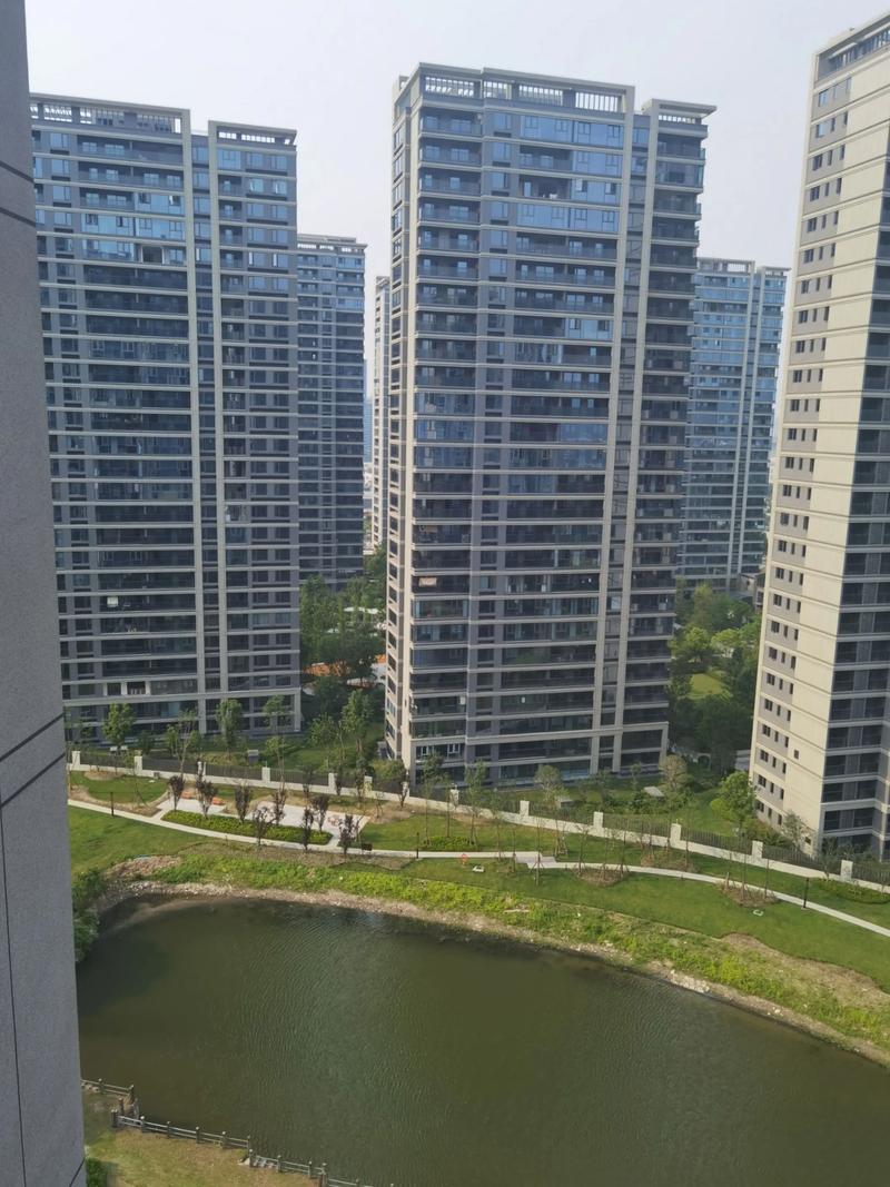 青漫里,雅望居环境.在基建狂魔的中国,城市建设会越来越美,环